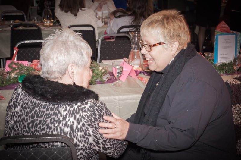 deux femmes âgées qui discutent autour d'une table